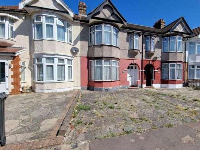 Room for rent in Loxford, Seven Kings