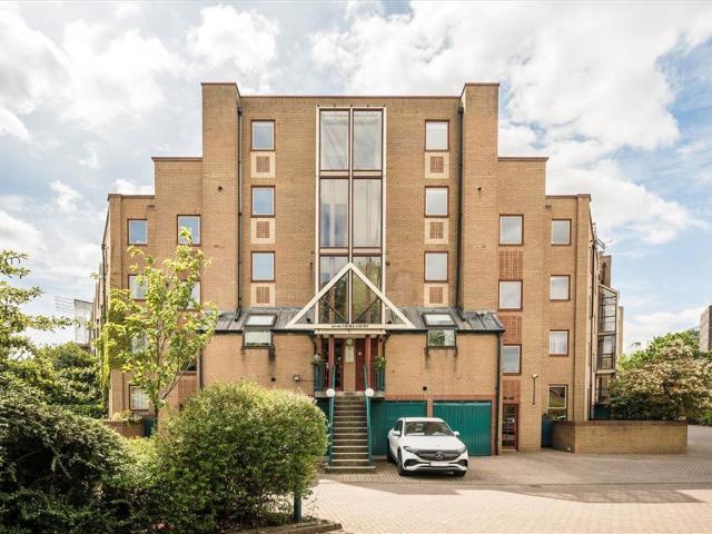Apartment for rent in St. George in the East, Greater London