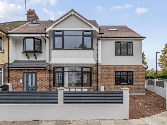 Apartment for sale in London Borough of Ealing, Greater London