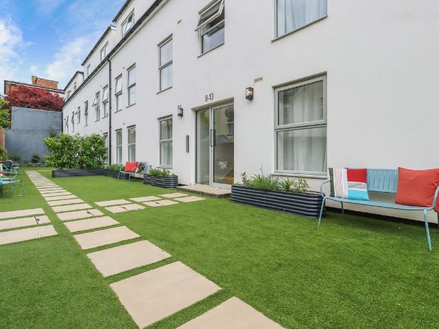 Apartment for rent in Roselands, Eastbourne