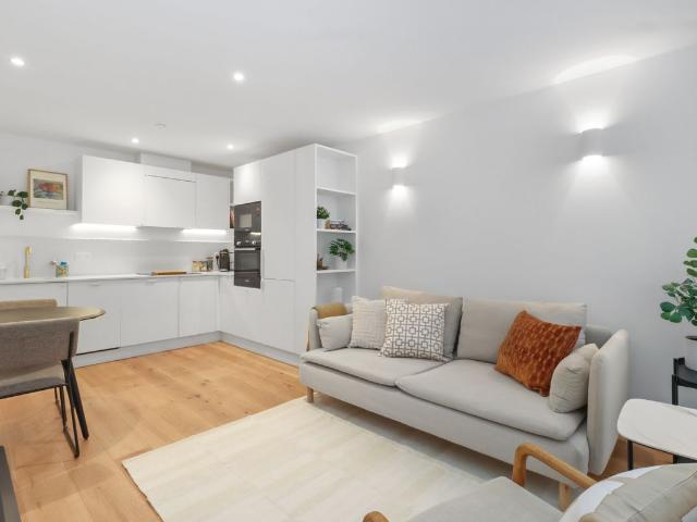 Apartment for rent in Roselands, Eastbourne