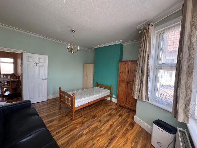 Room for rent in Seven Kings, Greater London