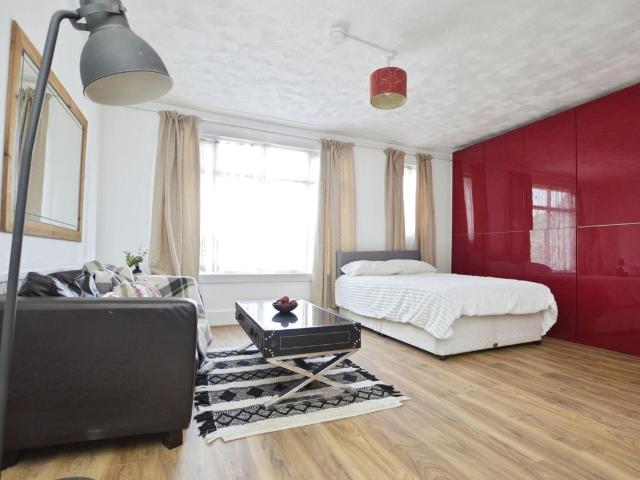 Studio for rent in Seven Kings, Greater London