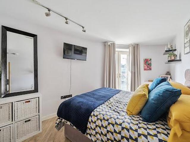 Apartment for rent in Blackhills, Surrey