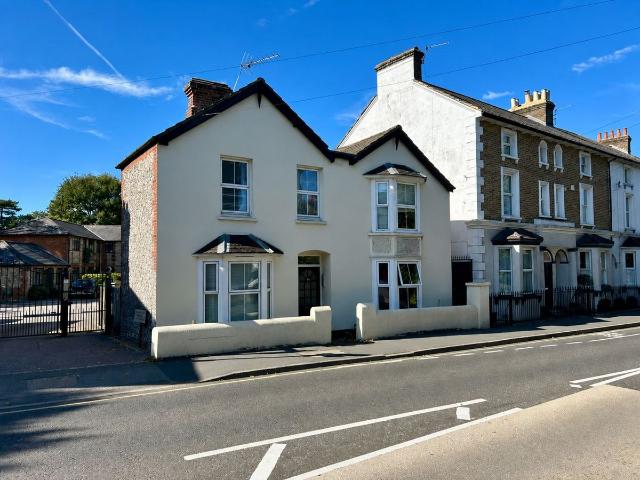 Studio for rent in Woodcote, Epsom