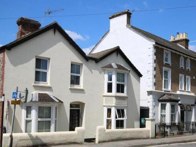House for sale in Woodcote, Epsom