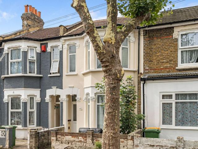Apartment for rent in Plashet, Greater London