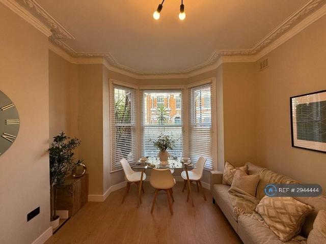 Apartment for rent in Stockwell, Greater London