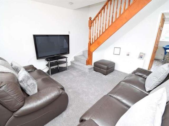 Townhouse for rent in Gawthorpe, West Yorkshire