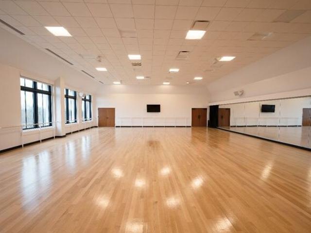 Commercial for rent in Deri