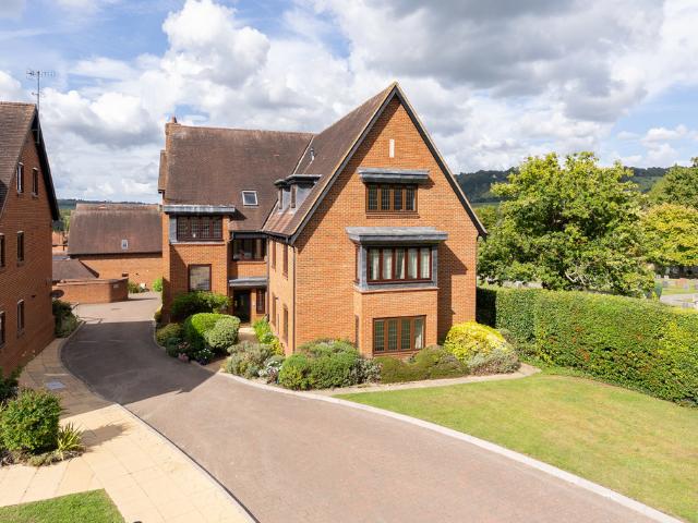 Apartment for rent in Pachesham Park, Surrey