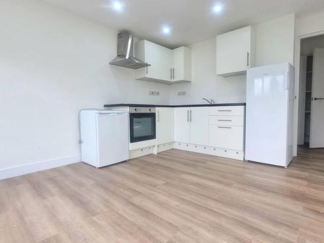 Apartment for rent in Harrow Weald, Greater London