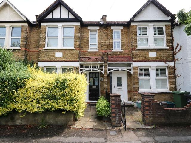 Apartment for rent in London Borough of Merton, Raynes Park