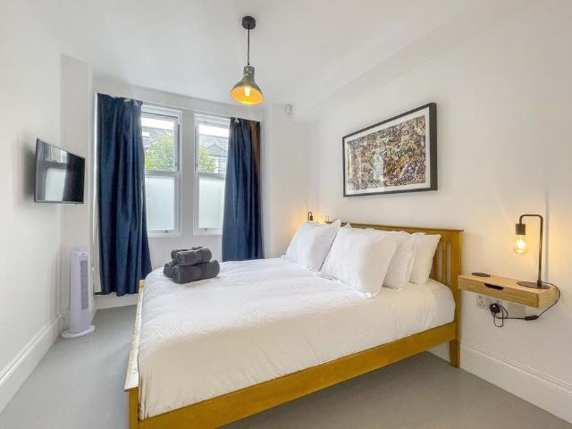 Apartment for rent in London Borough of Merton, Raynes Park