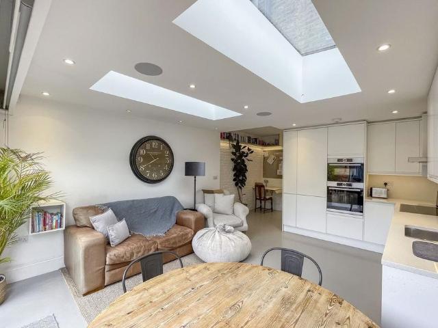 Apartment for rent in London Borough of Merton, Raynes Park