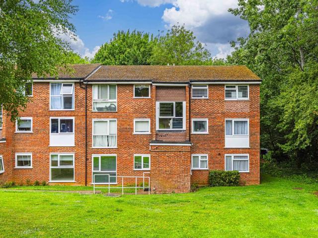 Apartment for rent in Woodhall Farm, Pouchen End