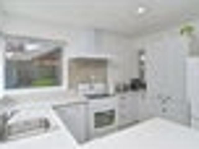Townhouse for sale in Chaslands, Canterbury