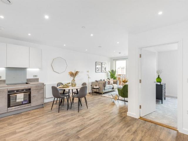 Apartment for rent in Roding Riverside, Greater London