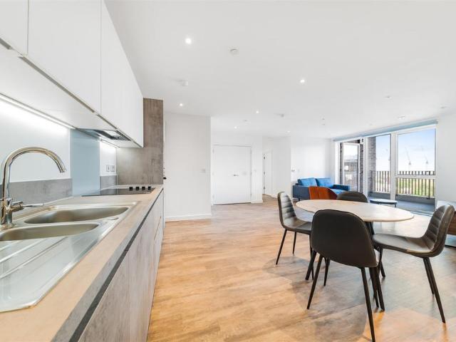 Apartment for rent in Roding Riverside, Greater London