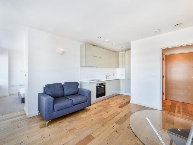 Apartment for rent in Lower Halliford, Isle Of Man