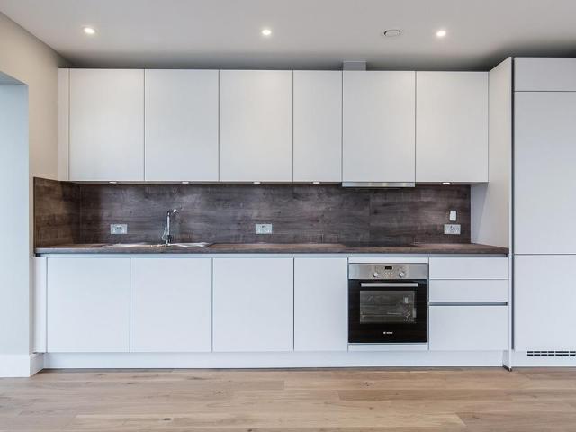 Apartment for rent in Longlands, Greater London