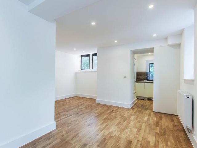 House for rent in New Southgate, Greater London