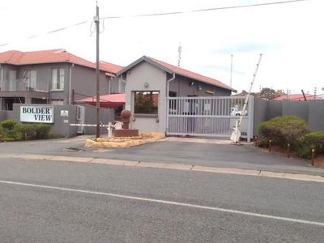 Townhouse for rent in Vosloorus, Gauteng