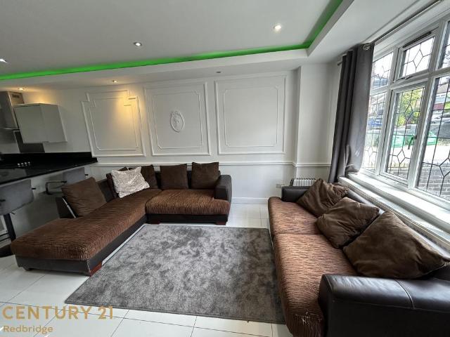 Apartment for rent in Clayhall, Greater London