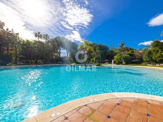 Ático en venta en Vistalaya Villas, Estepona