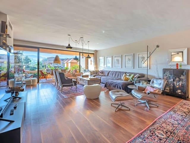 Ático en venta en Vistalaya Villas, Estepona