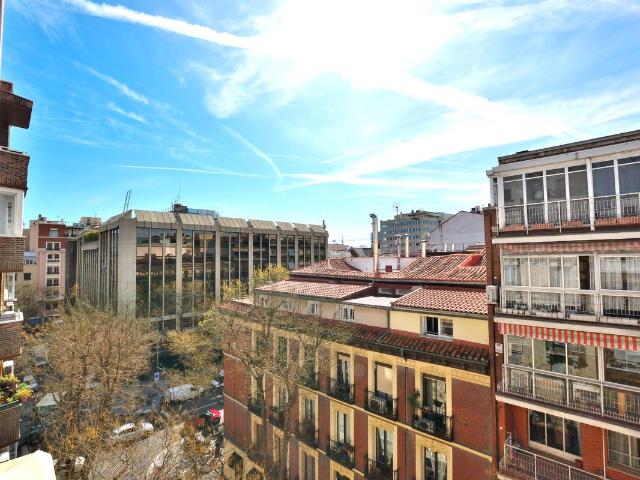 Ático en venta en Madrid, Cortes