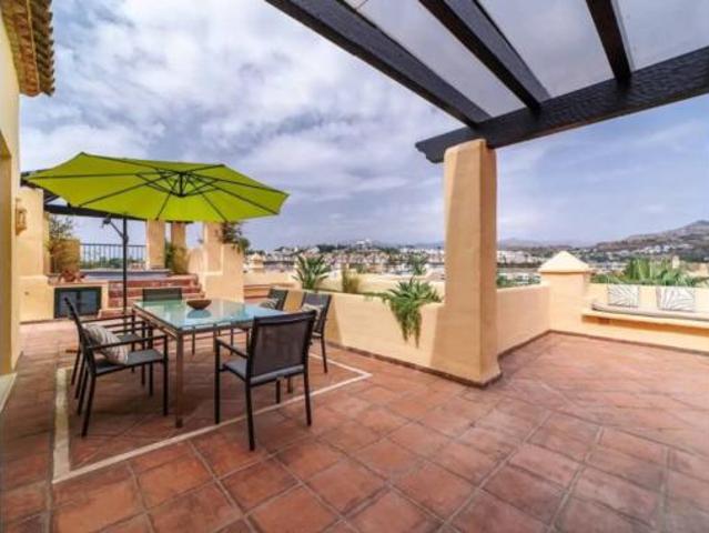 Ático en venta en Vistalaya Villas, Estepona