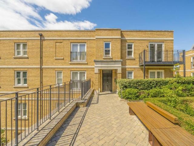 Apartment for rent in Cottenham Park, Greater London