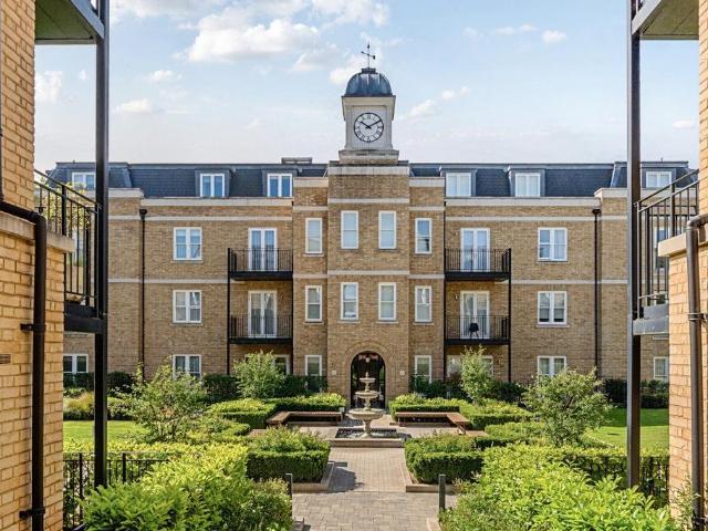 Apartment for rent in Cottenham Park, Greater London