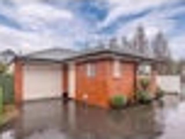Townhouse for sale in Chaslands, Canterbury
