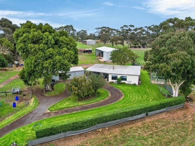 Cottage for sale in Byaduk, Victoria