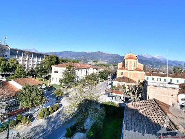 Attico in affitto a Vittoria Apuana, Forte Dei Marmi