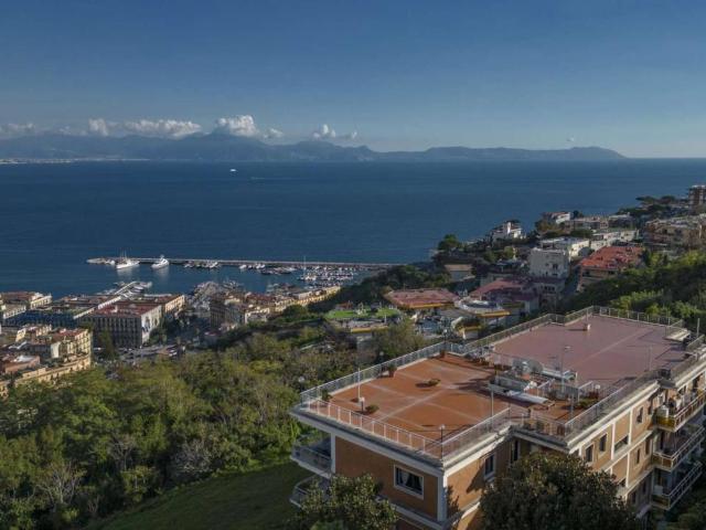 Attico in affitto a Municipalità 1, Campania