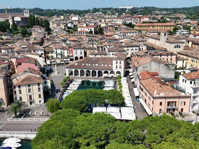 Attico in vendita a Desenzano Del Garda, Brescia
