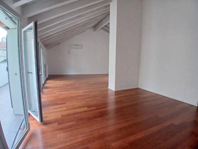 Attico in affitto a Guastalla, Milano