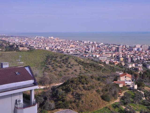 Attico in affitto a C.da Colle Cervone, Pescara