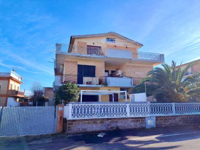 Attico in vendita a Marina di Tor San Lorenzo, Roma Capitale