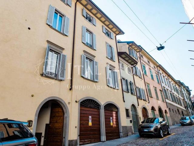 Attico in vendita a Bergamo, Lombardia