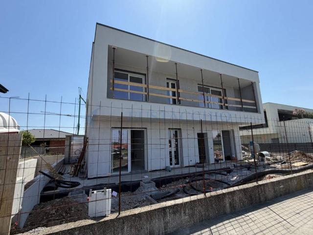 Attico in vendita a Calcinate, Lombardia