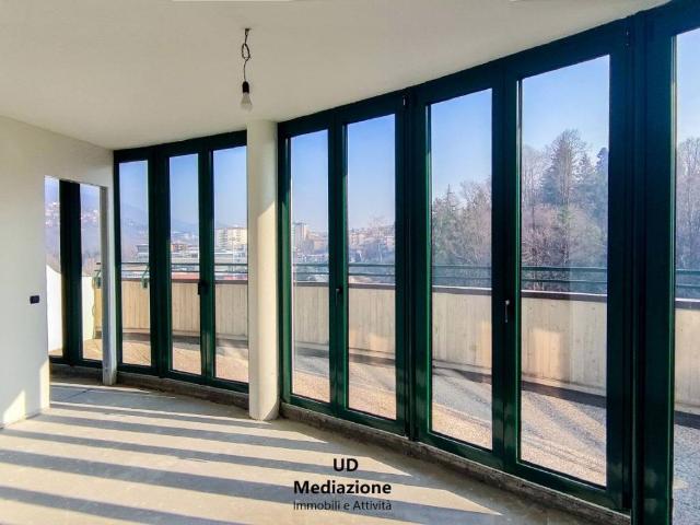 Attico in vendita a Lora, Como