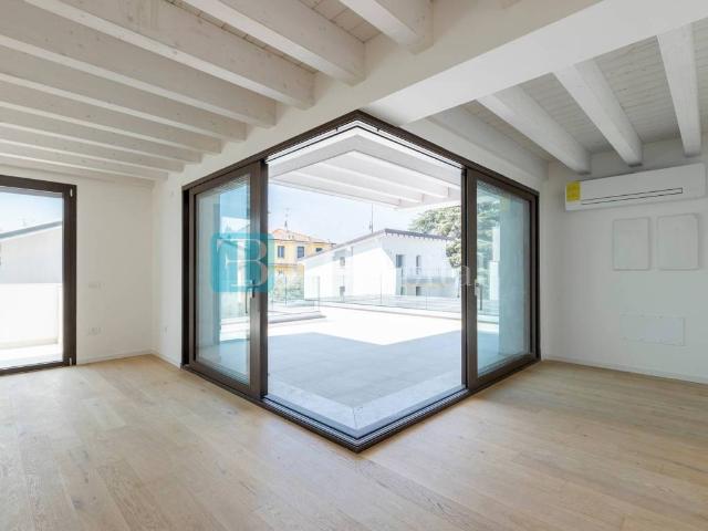 Attico in vendita a Desenzano Del Garda, Lombardia