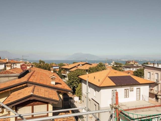Attico in vendita a Desenzano Del Garda, Brescia