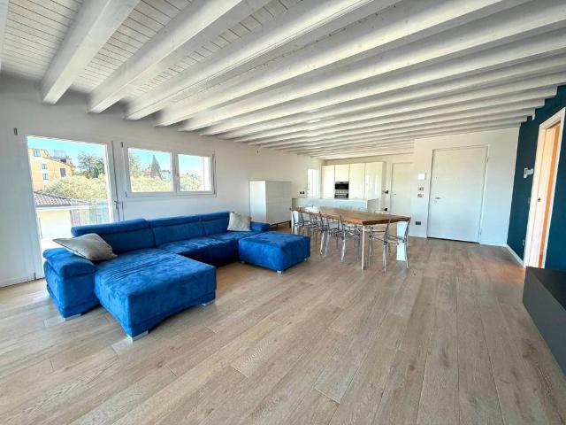 Attico in vendita a Desenzano Del Garda, Brescia