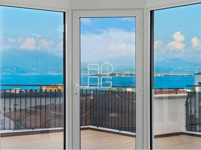 Attico in vendita a Desenzano Del Garda, Brescia
