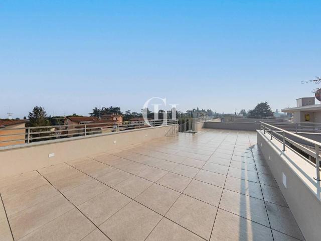 Attico in vendita a Desenzano Del Garda, Brescia